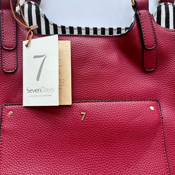 ⚡️⚡️❤️❤️Seven Days vegan leather red bag. NWT. 2 pieces. Make up bag included. - Picture 3 of 13